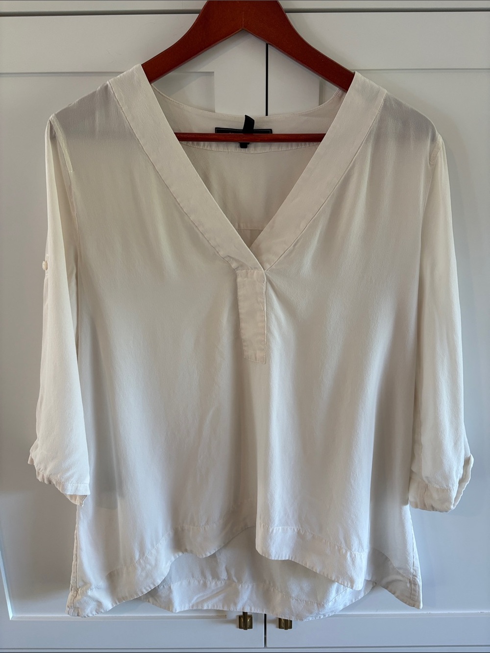 BCBGMaxAzria off White V-Neck Lightweight Blouse 3/4 sleeve size Medium